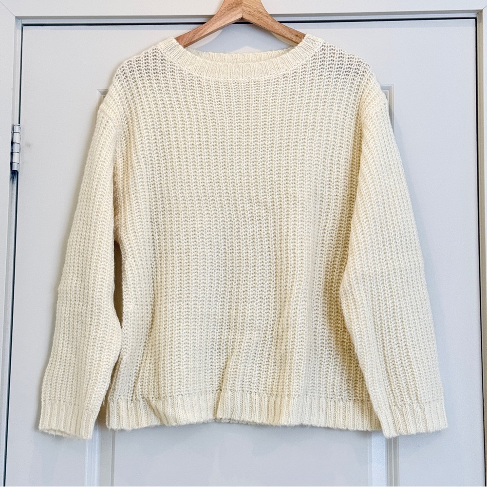 Hot Pick‼️ Uniqlo Knit Sweater - White, Crew Neck, Relaxed Fit - Size S
